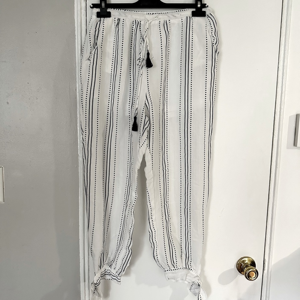 Essue loose white pattern pants with tie front closure and ankle ties